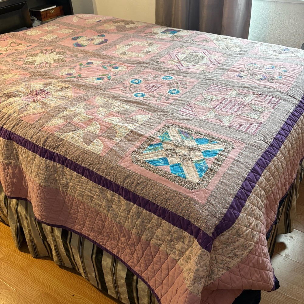 Dated 1989 SAMPLER Cotton PATCHWORK QUILT  - 86”x 100” Pink - Picture 4 of 16